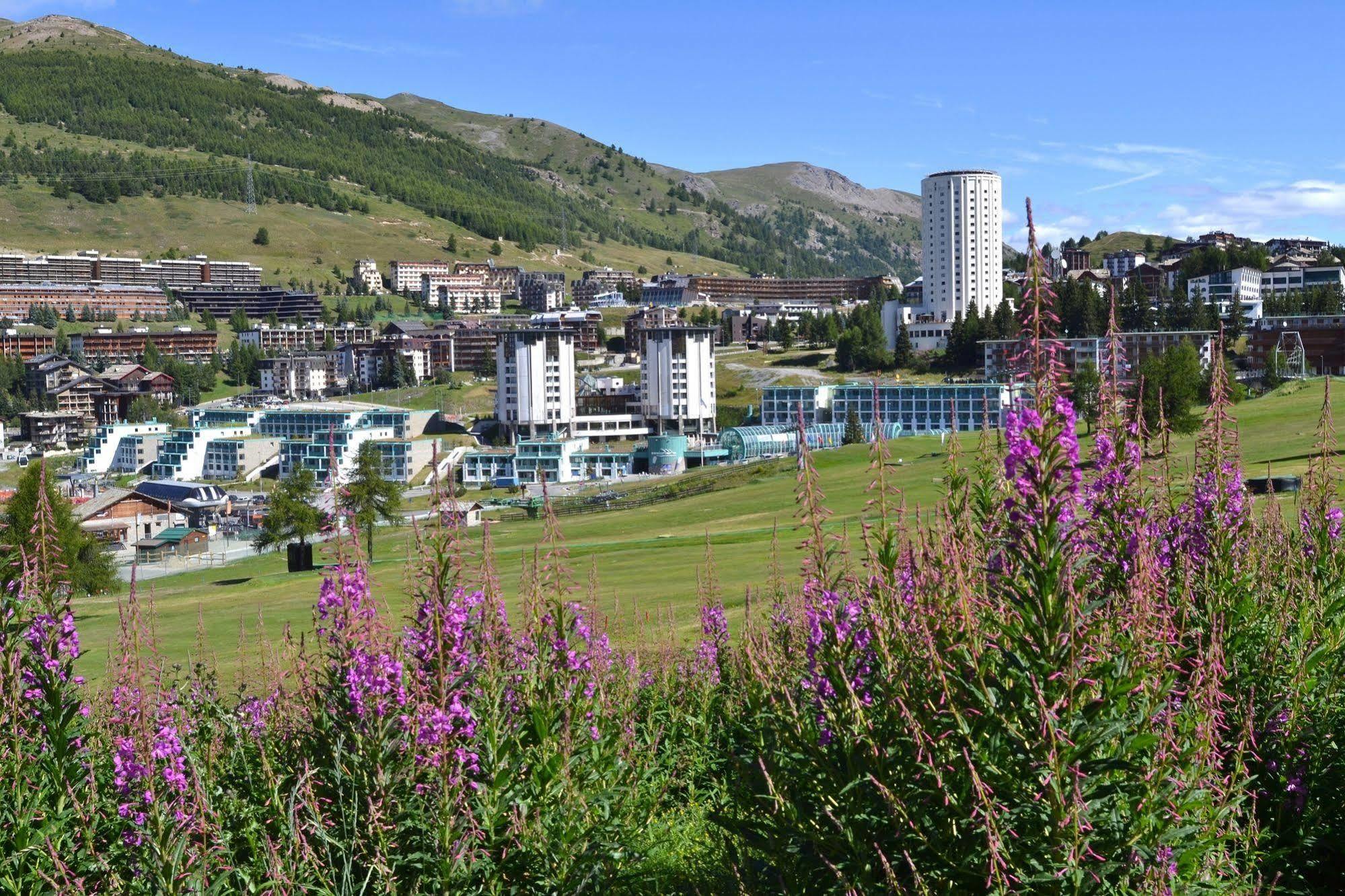 Olimpic Village Th Sestriere Apartments Bagian luar foto