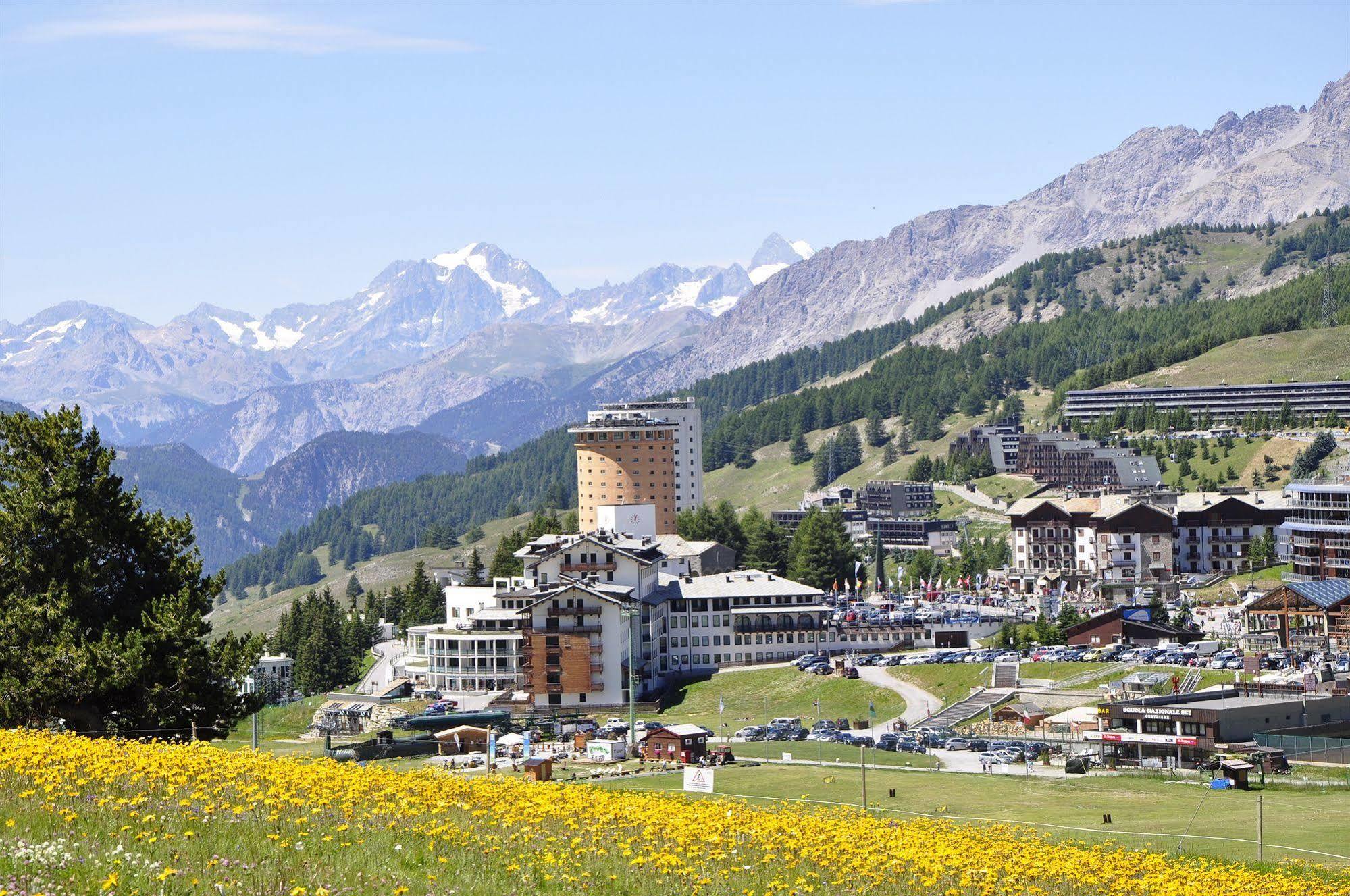 Olimpic Village Th Sestriere Apartments Bagian luar foto