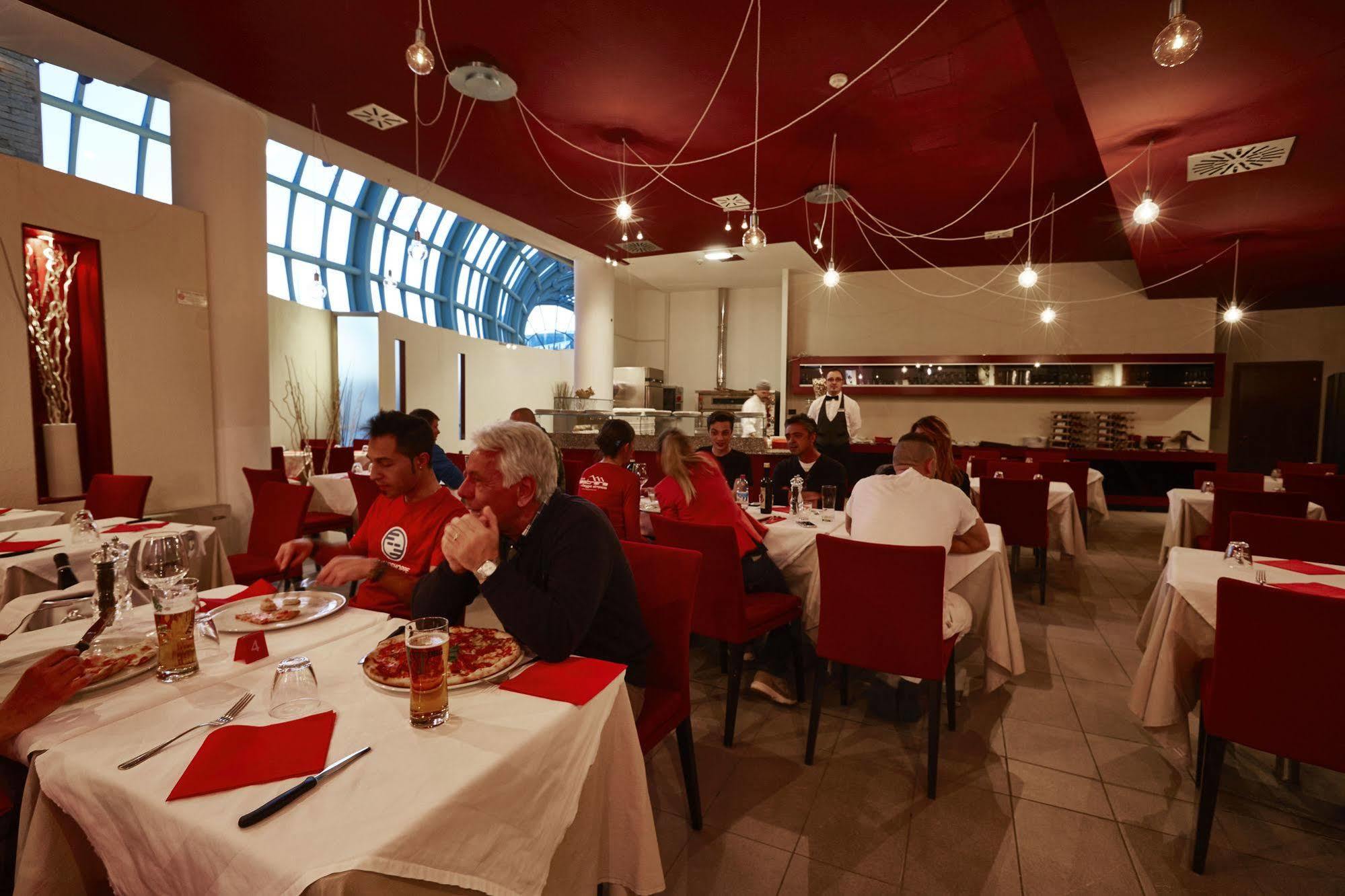 Olimpic Village Th Sestriere Apartments Bagian luar foto
